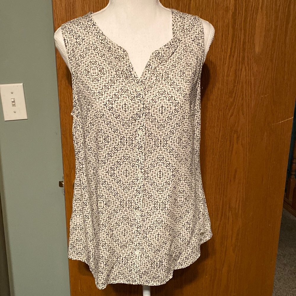 Eddie Bauer sleeveless button down top. Size medium.